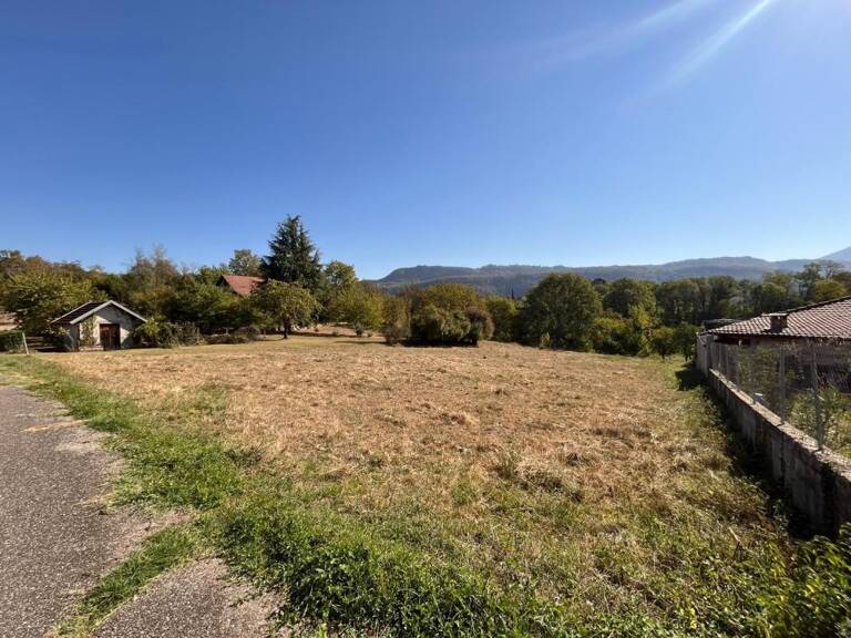 Terrain à bâtir hors lotissement de 2 600 m² dont environ 1 050 m² constructibles à Cressin-Rochefort — photo 1