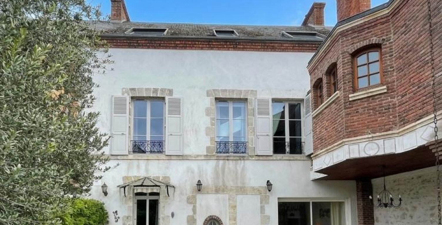 Maison bourgeoise de 225 m² classe énergie C avec double garage et jardin en centre ville de Châteauneuf sur Loire — photo 1