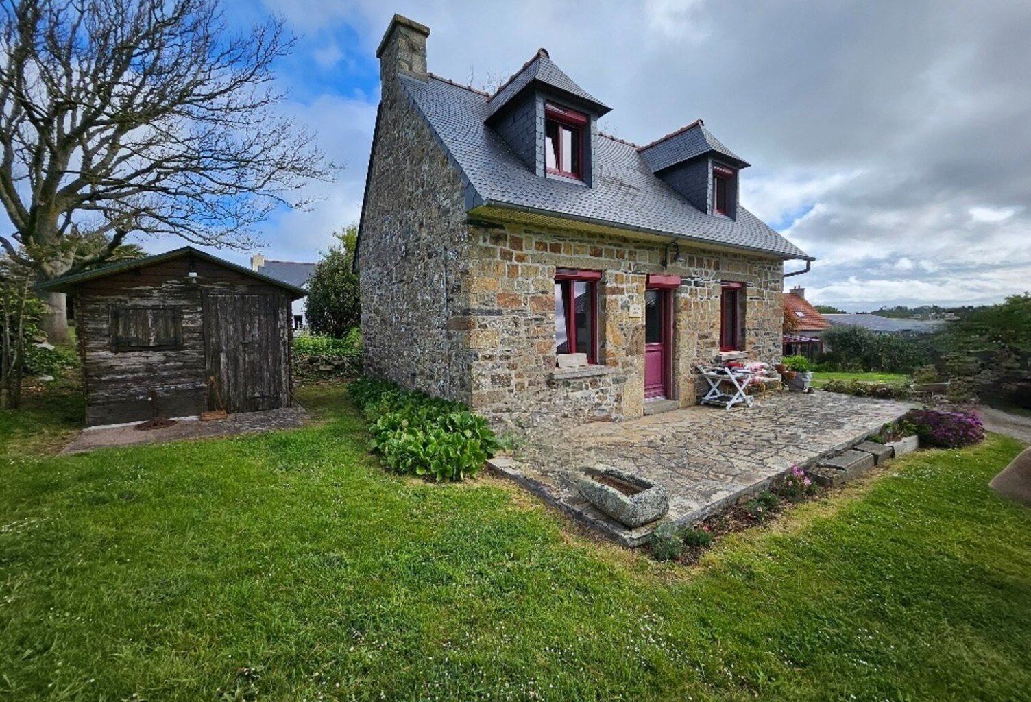 Maison d'habitation, une dépendance, un hangar et une prairie entre terre et mer - à Roscanvel en presqu'île de Crozon — photo 1