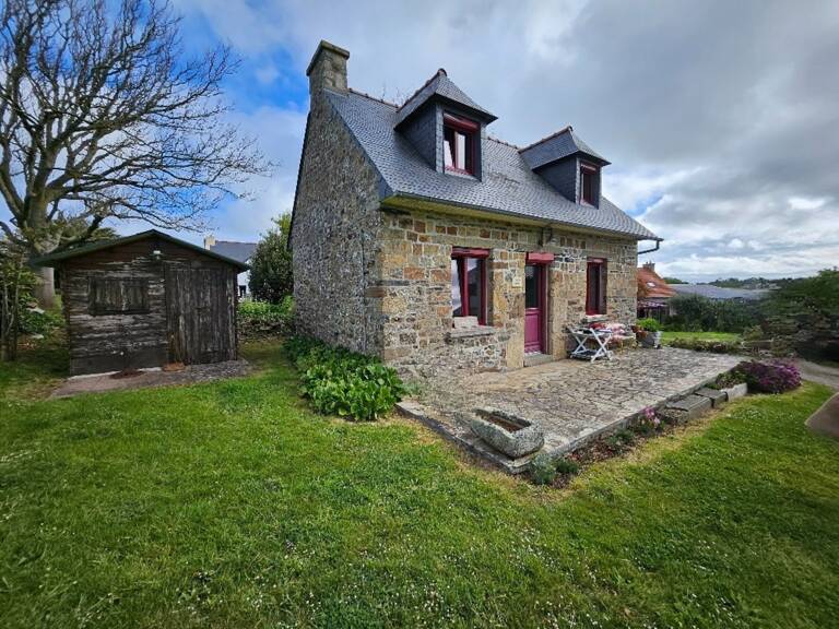 Maison d'habitation, une dépendance, un hangar et une prairie entre terre et mer - à Roscanvel en presqu'île de Crozon — photo 1
