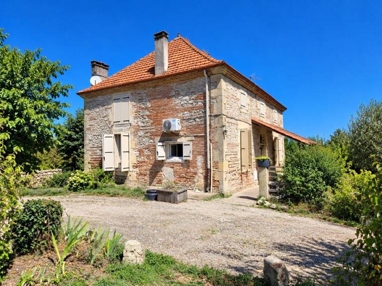 Maison en pierre  153 m²  4,58 ha  Piscine Dépendances — photo 1