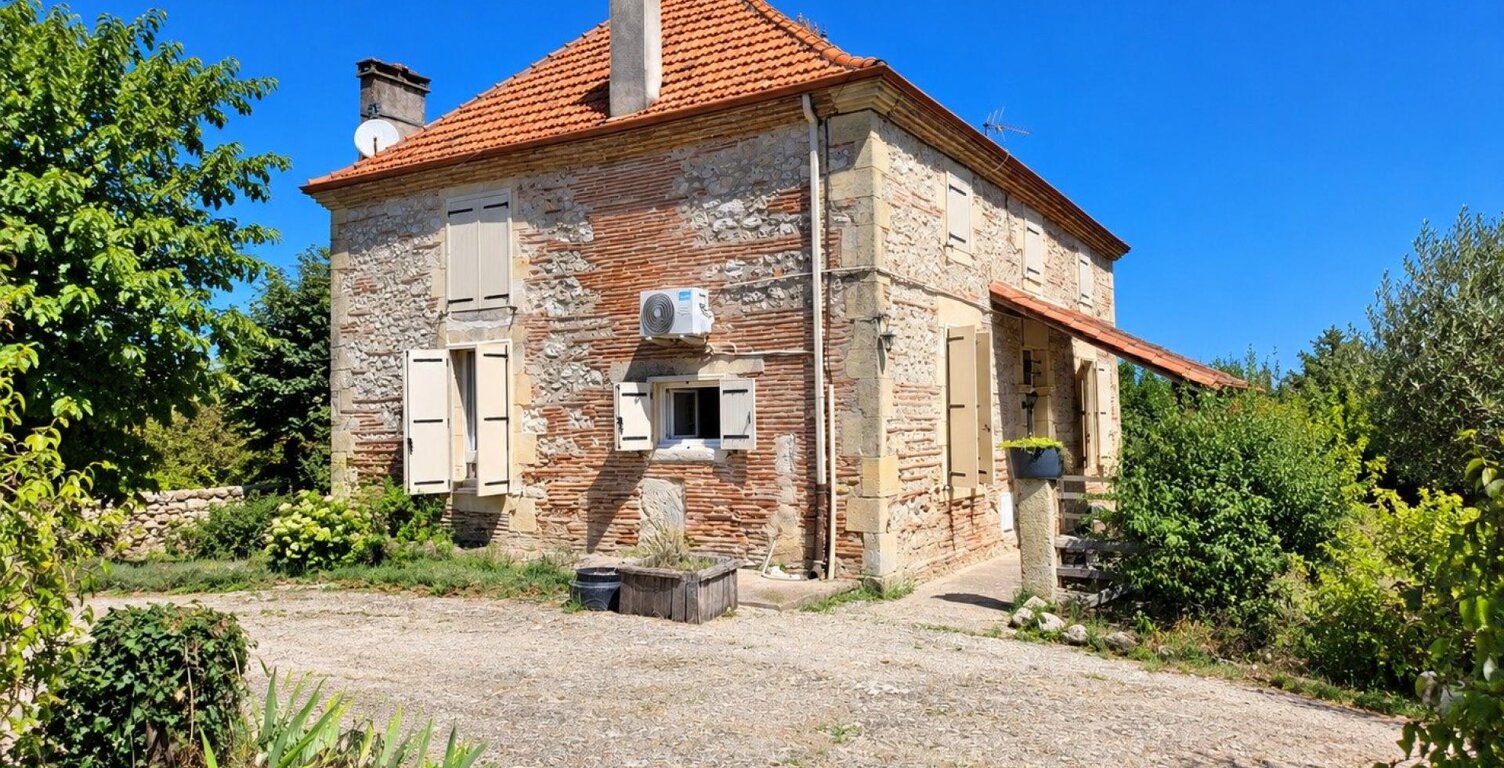 Maison en pierre  153 m²  4,58 ha  Piscine Dépendances — photo 1