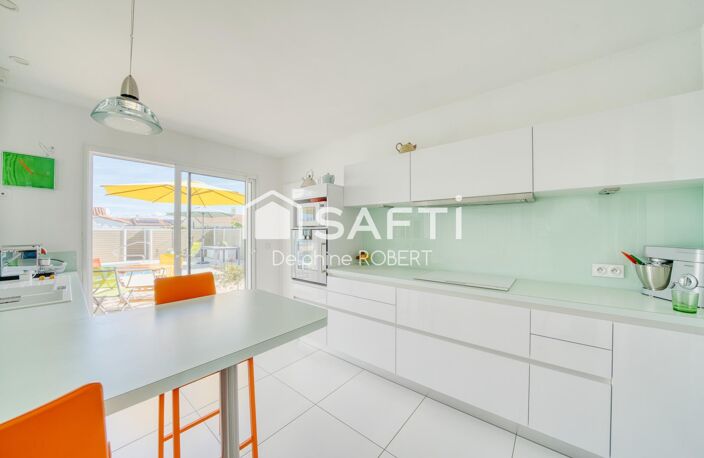 Plain-pied contemporain avec piscine aux prestations soignées — photo 3