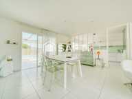 Plain-pied contemporain avec piscine aux prestations soignées — photo 4