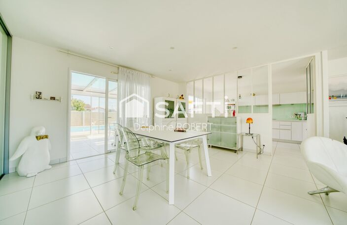 Plain-pied contemporain avec piscine aux prestations soignées — photo 4