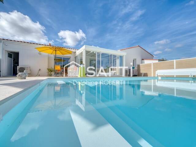 Plain-pied contemporain avec piscine aux prestations soignées — photo du bien
