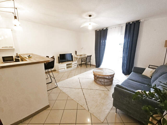 A louer : Beau T2 meublé au coeur de Saint Gilles les Bains — photo du bien