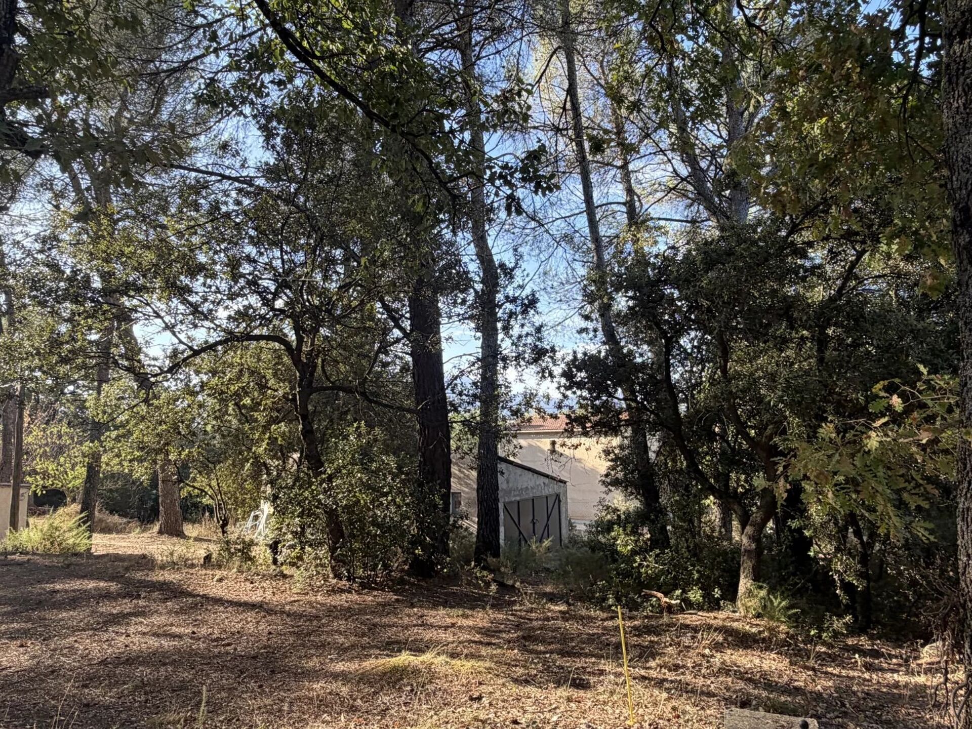 Terrain 1387 m² · à Pourrières · 280 000 €