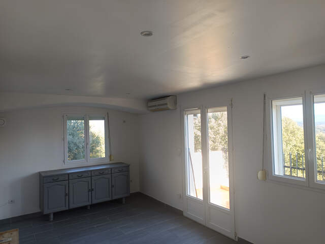 APPARTEMENT T2 MEUBLE AVEC PARKING ET TERRASSE — photo du bien