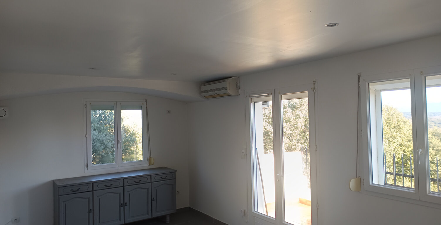 APPARTEMENT T2 MEUBLE AVEC PARKING ET TERRASSE — photo 1
