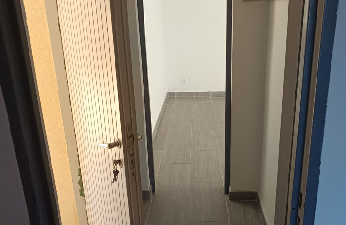 APPARTEMENT T2 MEUBLE AVEC PARKING ET TERRASSE — photo 3