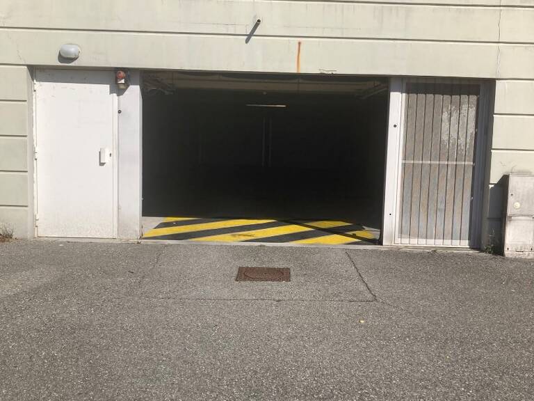Garage   — photo 1