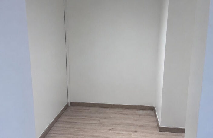 LUNEL-VIEL   LOCAL COMMERCIAL 34 M2 AVEC VITRINE   VENDU LOU — photo 3