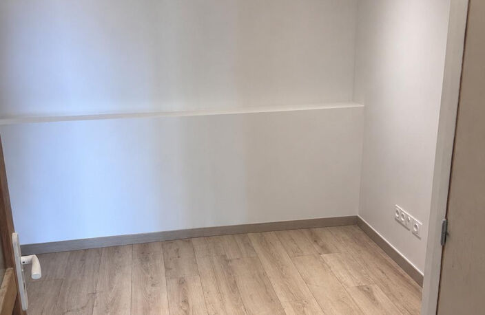 LUNEL-VIEL   LOCAL COMMERCIAL 34 M2 AVEC VITRINE   VENDU LOU — photo 4