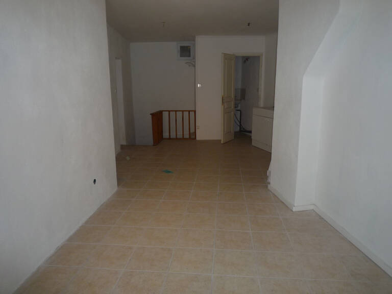 Lambesc,Local commercial en plein coeur du village — photo 1