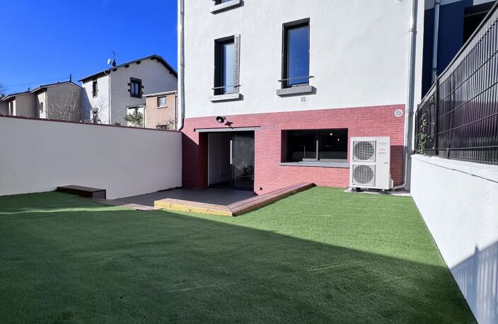 MAISON DE VILLE AVEC COUR ET TERRASSES À DEUX PAS DU CENTRE-VILLE — photo 2