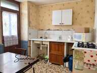 Maison de village avec trois chambres, jardin clos, ravalement récent et poêle à granulés. Un intérieur à réagencer selon vos envies : venez découvrir son potentiel ! — photo 3