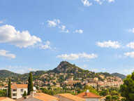 HYÈRES - T3 DE 68.63M2 AVEC LOGGIA FERMÉE - STATIONNEMENT - — photo 2