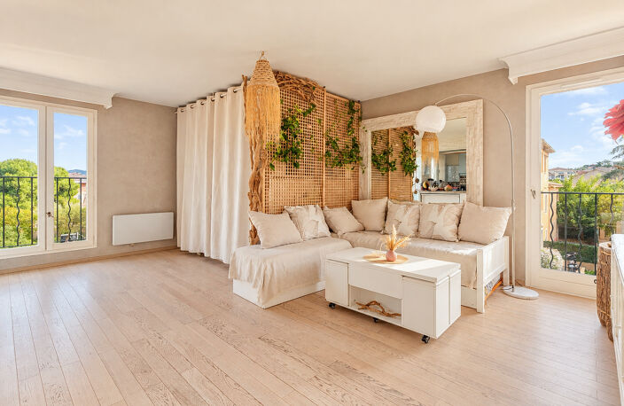 HYÈRES - T3 DE 68.63M2 AVEC LOGGIA FERMÉE - STATIONNEMENT - — photo 3