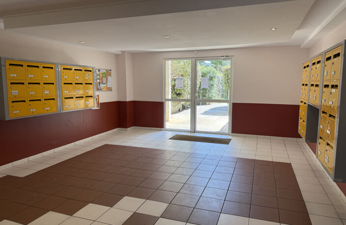 Appartement P3 en rez de jardin avec parking fermé — photo 3