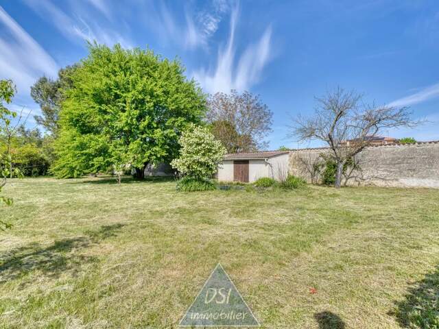 DAGNEUX -TERRAIN RARE – 698 m² – SECTEUR TRÈS RECHERCHÉ – LIBRE CONSTRUCTEUR — photo du bien