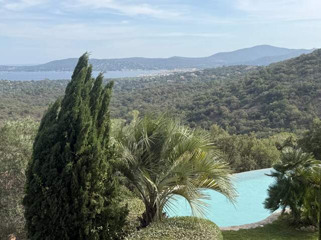 SUPERBE VILLA AVEC VUE PANORAMIQUE SUR LE GOLFE DE SAINT-TROPEZ — photo du bien