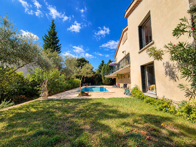 Villeneuve-lès-Avignon   Maison indépendante 8 pièces de 212 — photo du bien