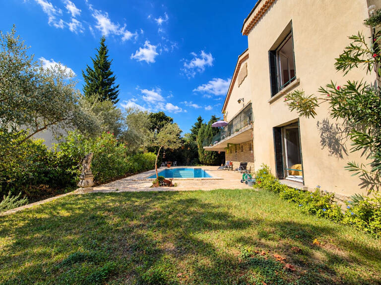 Villeneuve-lès-Avignon   Maison indépendante 8 pièces de 212 — photo 1