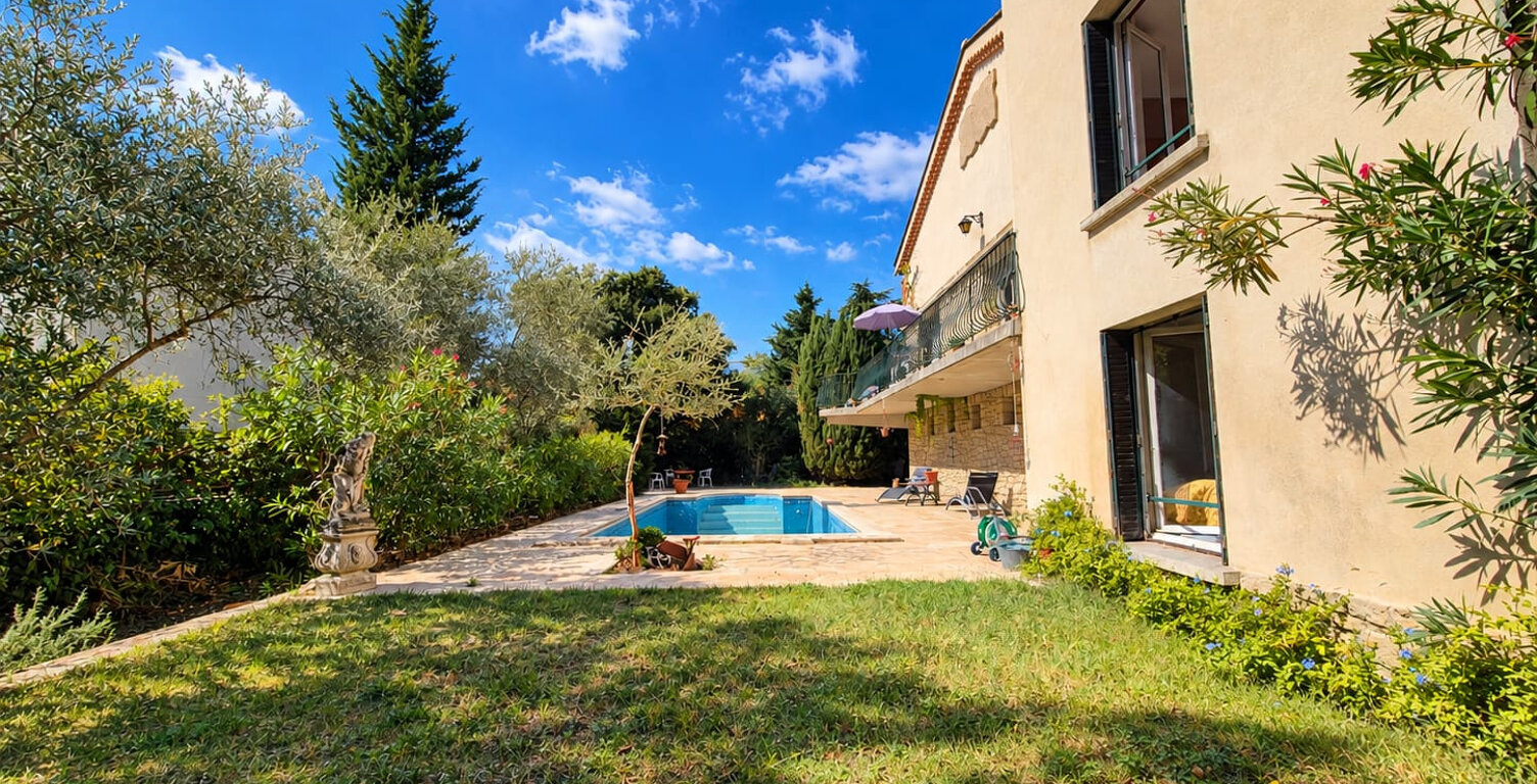 Villeneuve-lès-Avignon   Maison indépendante 8 pièces de 212 — photo 1