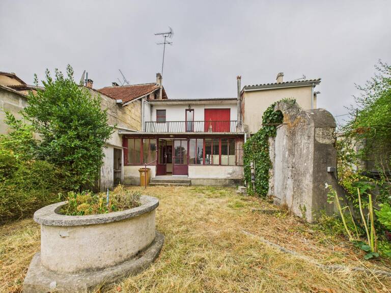 Maison de ville, trois chambres avec jardin et dépendance  Centre de Guîtres — photo 1