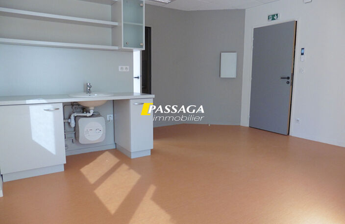 LAISSAC : Local situé dans une Maison Médicale. — photo 4