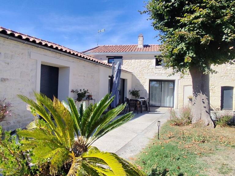 Charentaise en pierre rénovée avec jardin Taillant — photo 1