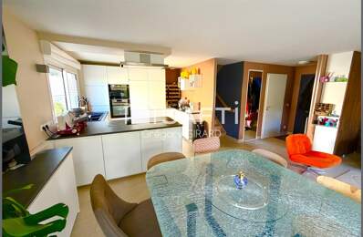 Belle appartement  PIÈCES en duplex avec grande terrasse place de parking couverte et garage fermé. — photo du bien