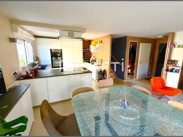 Belle appartement  PIÈCES en duplex avec grande terrasse place de parking couverte et garage fermé. — photo du bien