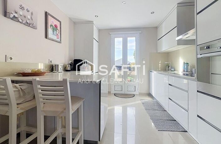 Maison de plain-pied  Prignac-et-Marcamps  commodités à pied  Terrain de 1 172 m² — photo 2