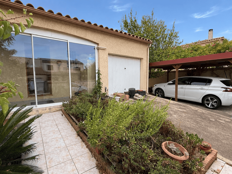 Maison 4 faces de plain-pied avec jardin, véranda et panneaux solaires — photo 1