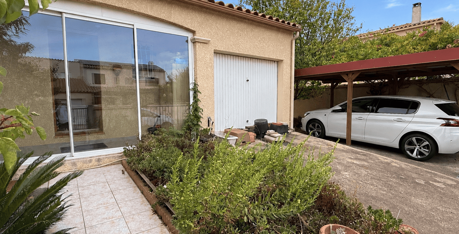 Maison 4 faces de plain-pied avec jardin, véranda et panneaux solaires — photo 1
