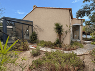 Maison 4 faces de plain-pied avec jardin, véranda et panneaux solaires — photo 2