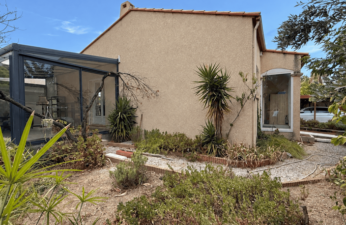 Maison 4 faces de plain-pied avec jardin, véranda et panneaux solaires — photo 2