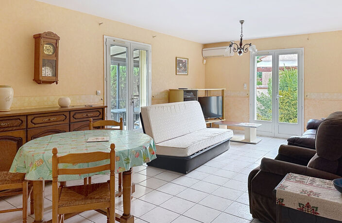 Maison 4 faces de plain-pied avec jardin, véranda et panneaux solaires — photo 3