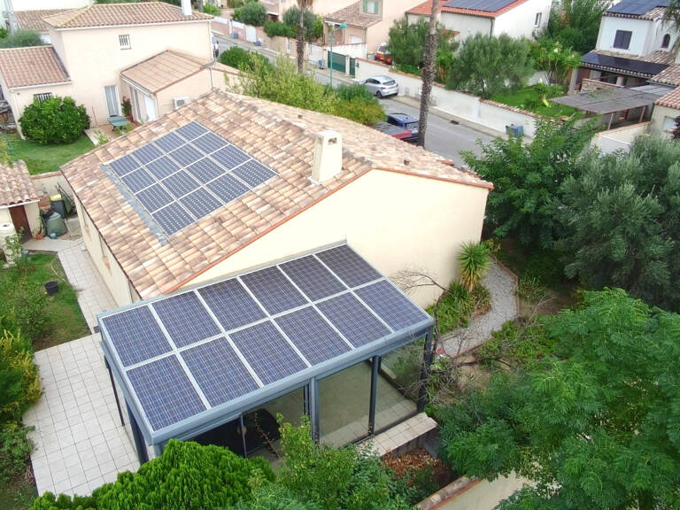 Maison 4 faces de plain-pied avec jardin, véranda et panneaux solaires — photo 1