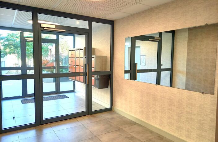 SAINT CYR/LOIRE  CENTRE VILLE - T3 -Proche toutes commodités — photo 2