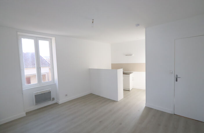 À La Charité-Sur-Loire (58), appartement à louer — photo 2