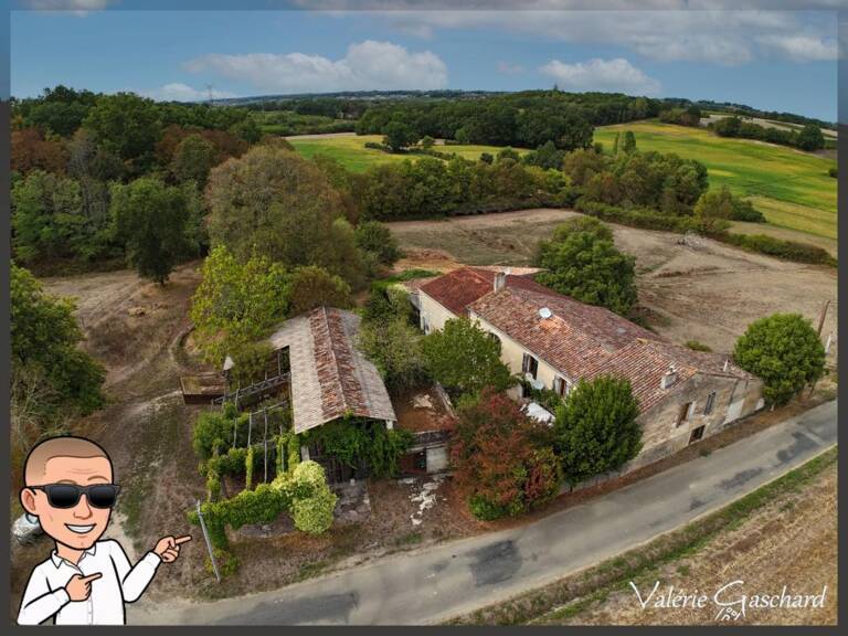 À vendre  Corps de ferme en pierre de 250 m² à rénover 5 chambres, dépendances XXL (650 m²), prairie et bois sur 3 hectares. Situé au calme à Nastringues (Dordogne) — photo 1