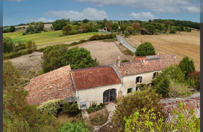 À vendre  Corps de ferme en pierre de 250 m² à rénover 5 chambres, dépendances XXL (650 m²), prairie et bois sur 3 hectares. Situé au calme à Nastringues (Dordogne) — photo 2
