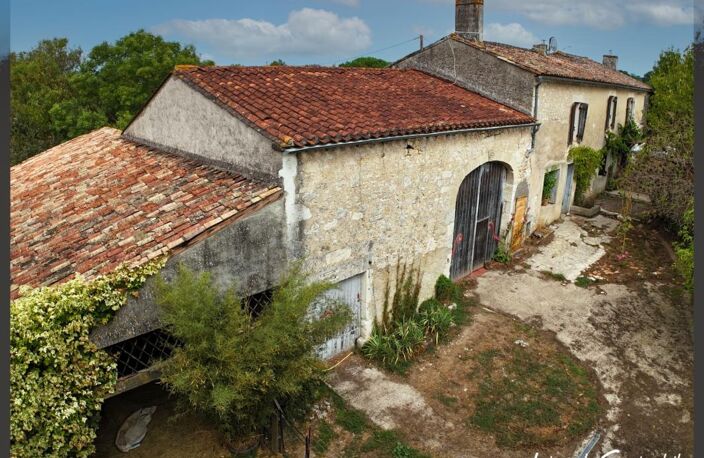 À vendre  Corps de ferme en pierre de 250 m² à rénover 5 chambres, dépendances XXL (650 m²), prairie et bois sur 3 hectares. Situé au calme à Nastringues (Dordogne) — photo 3