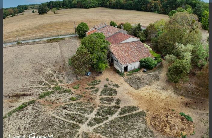 À vendre  Corps de ferme en pierre de 250 m² à rénover 5 chambres, dépendances XXL (650 m²), prairie et bois sur 3 hectares. Situé au calme à Nastringues (Dordogne) — photo 4
