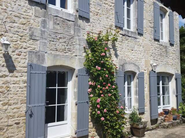 Maison de charme en pierre avec piscine – Thairé — photo du bien