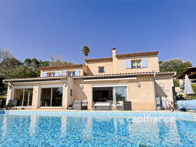 Villa avec piscine - 6 pièces - BAGNOLS EN FORET (83) — photo du bien