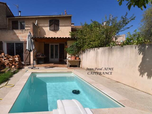 PONT-SAINT-ESPRIT – Maison T4 avec piscine, terrasse couverte et garage, à proximité des commodités — photo du bien